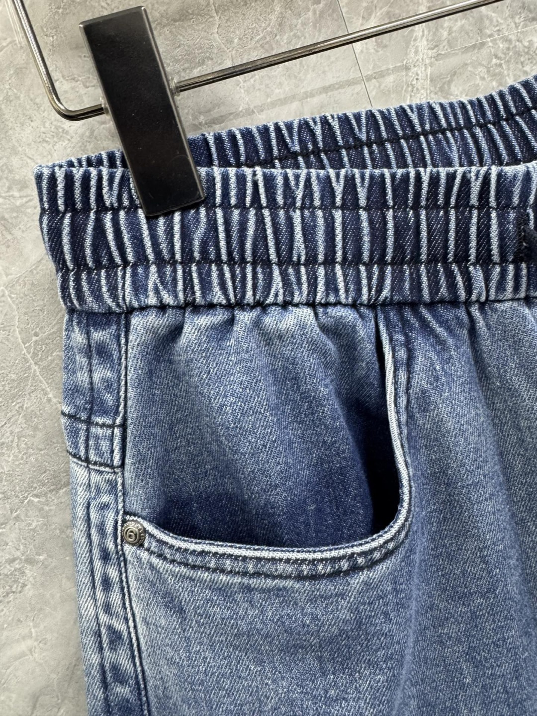 26春夏新款Martin Margiela宽松弹力牛仔裤，男士皮革标签点缀高街百搭蓝牛。柜台限量发行款，