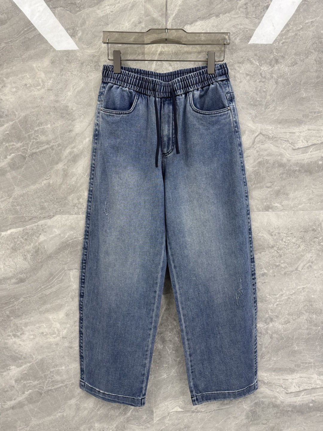 26春夏新款Martin Margiela宽松弹力牛仔裤，男士皮革标签点缀高街百搭蓝牛。柜台限量发行款，