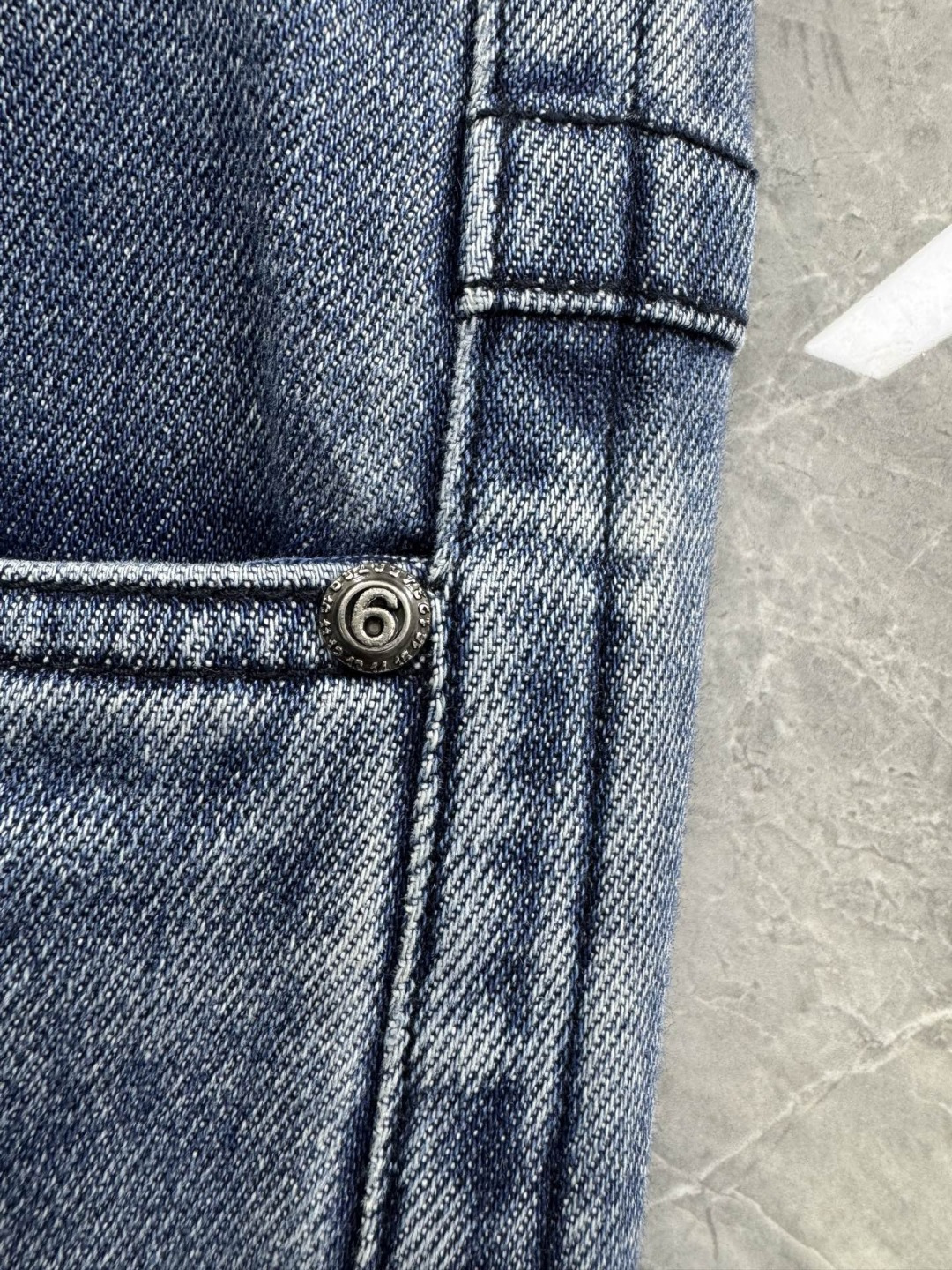 26春夏新款Martin Margiela宽松弹力牛仔裤，男士皮革标签点缀高街百搭蓝牛。柜台限量发行款，