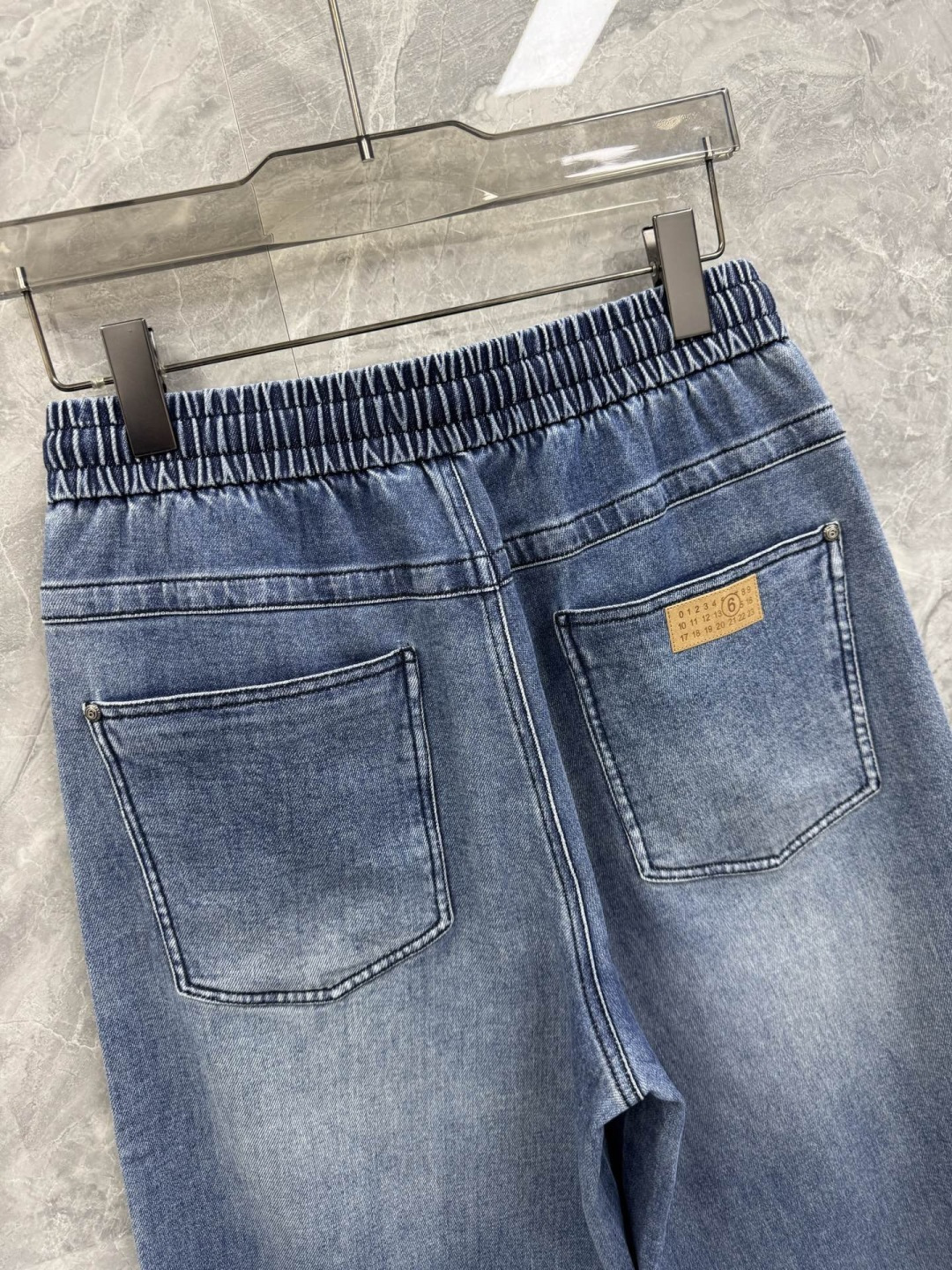 26春夏新款Martin Margiela宽松弹力牛仔裤，男士皮革标签点缀高街百搭蓝牛。柜台限量发行款，