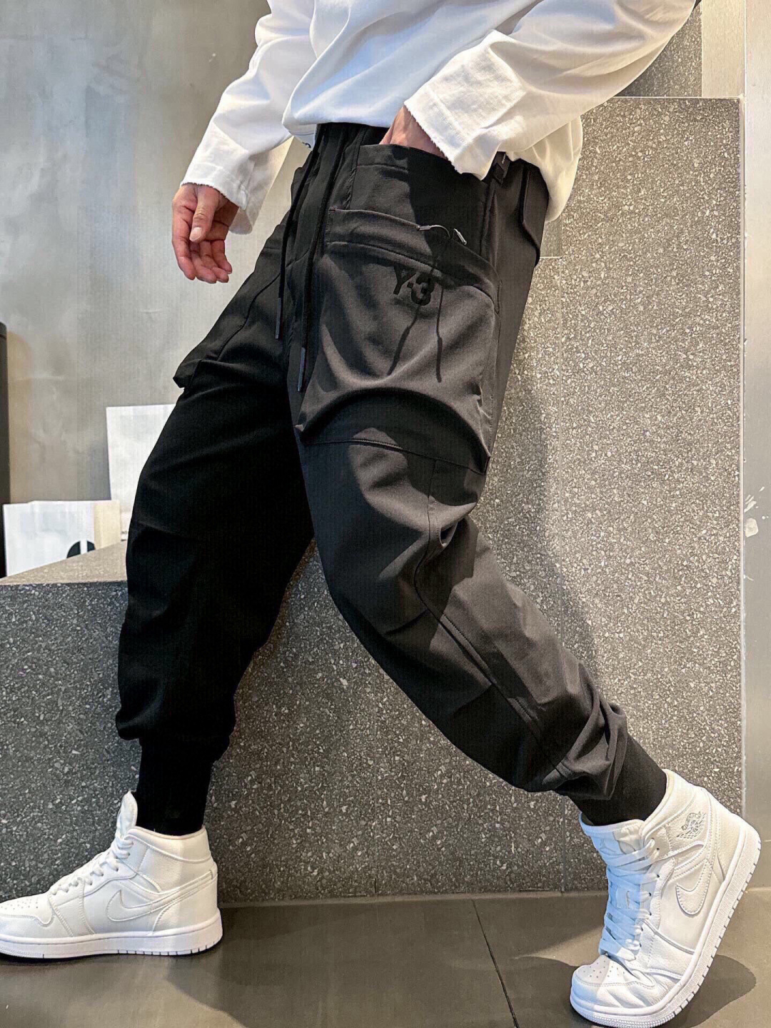 2026春夏新款🌟 山本耀司Y-3机能多口袋设计束脚工装裤将时尚与实用完美结合。这款裤子采用高品质面料，