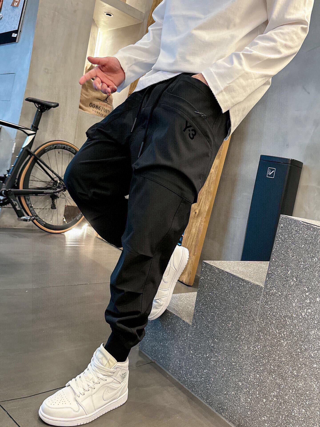 2026春夏新款🌟 山本耀司Y-3机能多口袋设计束脚工装裤将时尚与实用完美结合。这款裤子采用高品质面料，