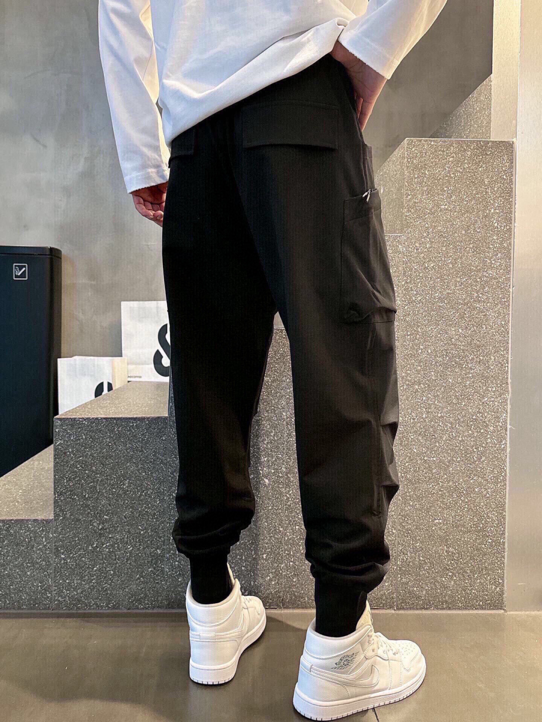 2026春夏新款🌟 山本耀司Y-3机能多口袋设计束脚工装裤将时尚与实用完美结合。这款裤子采用高品质面料，