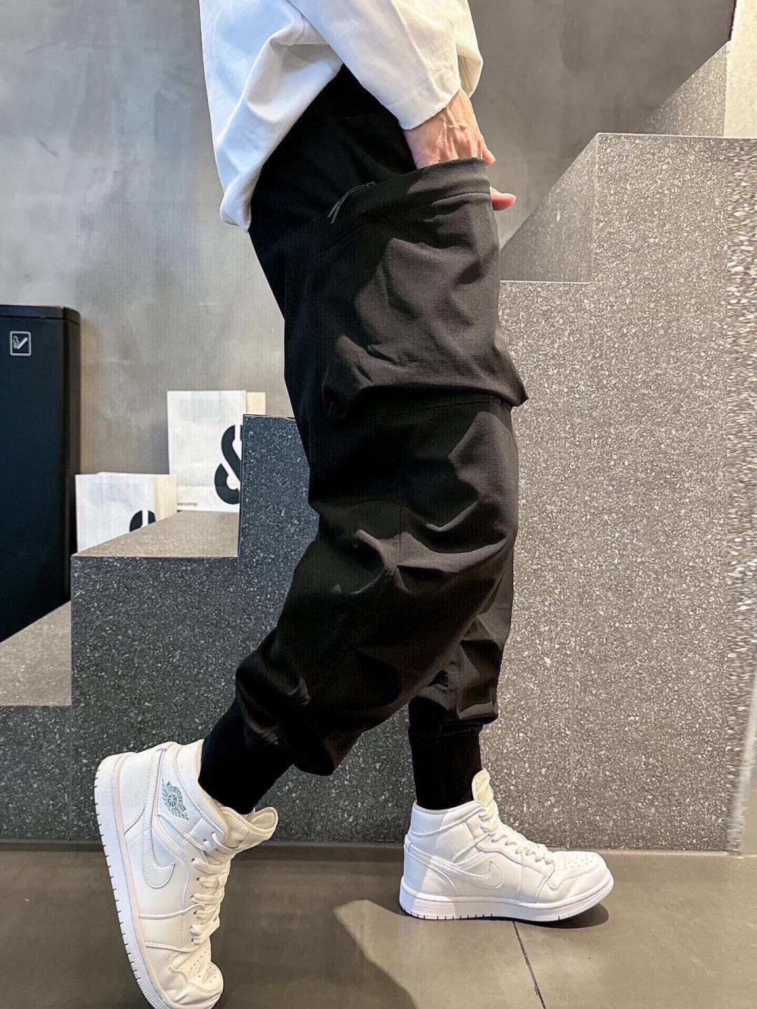 2026春夏新款🌟 山本耀司Y-3机能多口袋设计束脚工装裤将时尚与实用完美结合。这款裤子采用高品质面料，