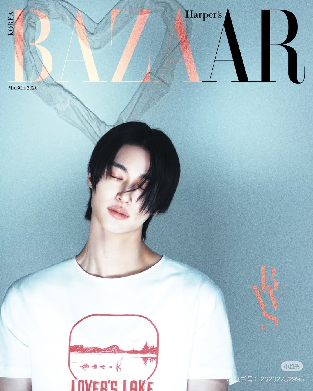 PRADA2026春夏新品情人湖印花图案圆领短袖T恤，版型看起来偏向宽松舒适，属于百搭的基础款，适合日常