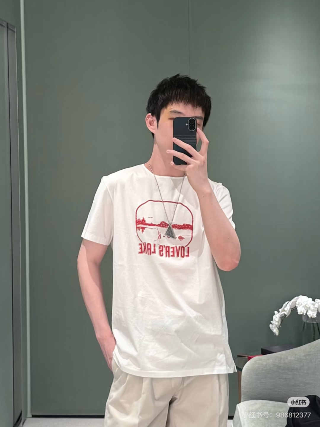 PRADA2026春夏新品情人湖印花图案圆领短袖T恤，版型看起来偏向宽松舒适，属于百搭的基础款，适合日常