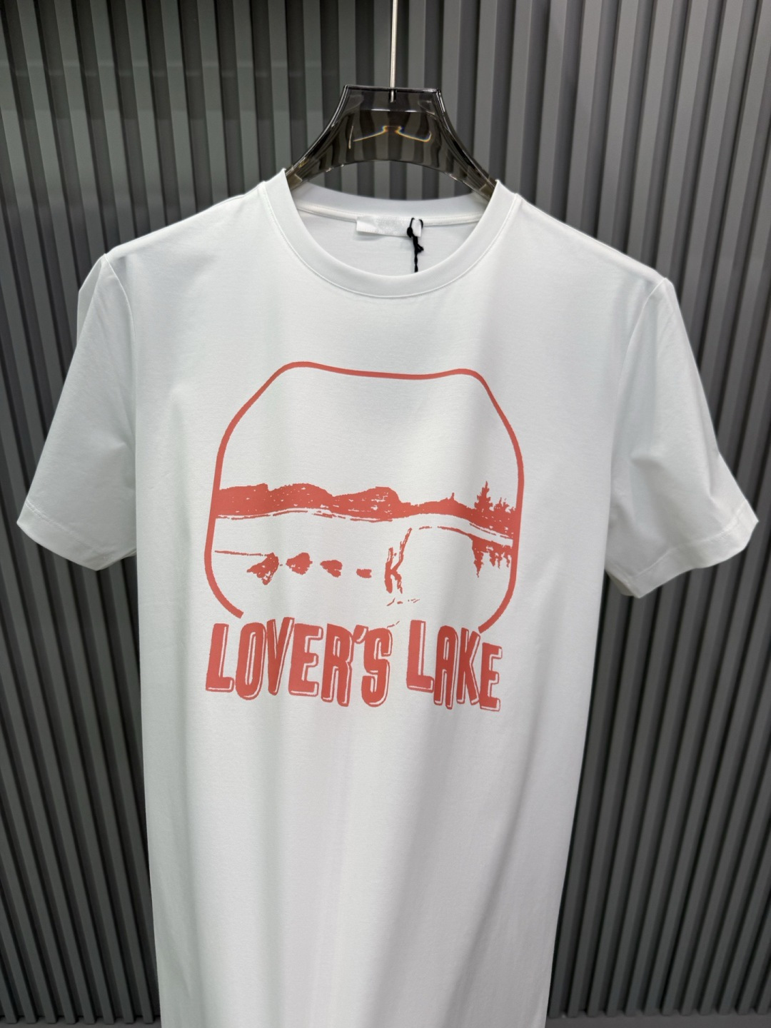 PRADA2026春夏新品情人湖印花图案圆领短袖T恤，版型看起来偏向宽松舒适，属于百搭的基础款，适合日常