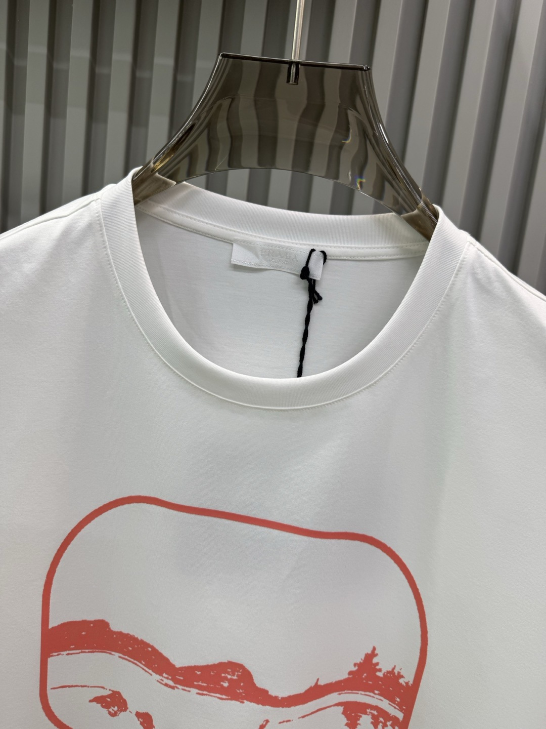 PRADA2026春夏新品情人湖印花图案圆领短袖T恤，版型看起来偏向宽松舒适，属于百搭的基础款，适合日常