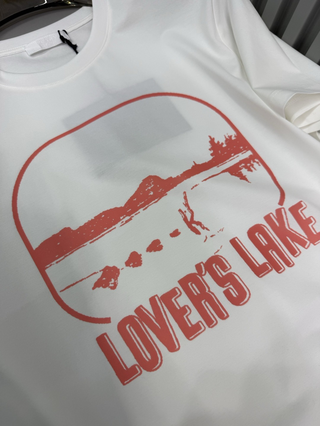 PRADA2026春夏新品情人湖印花图案圆领短袖T恤，版型看起来偏向宽松舒适，属于百搭的基础款，适合日常