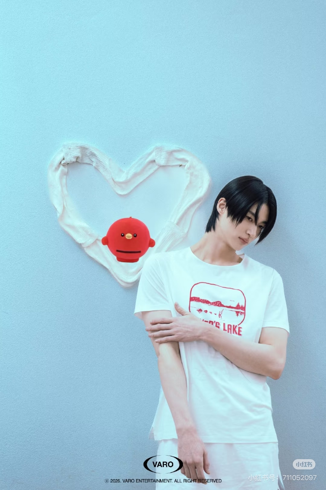 PRADA2026春夏新品情人湖印花图案圆领短袖T恤，版型看起来偏向宽松舒适，属于百搭的基础款，适合日常