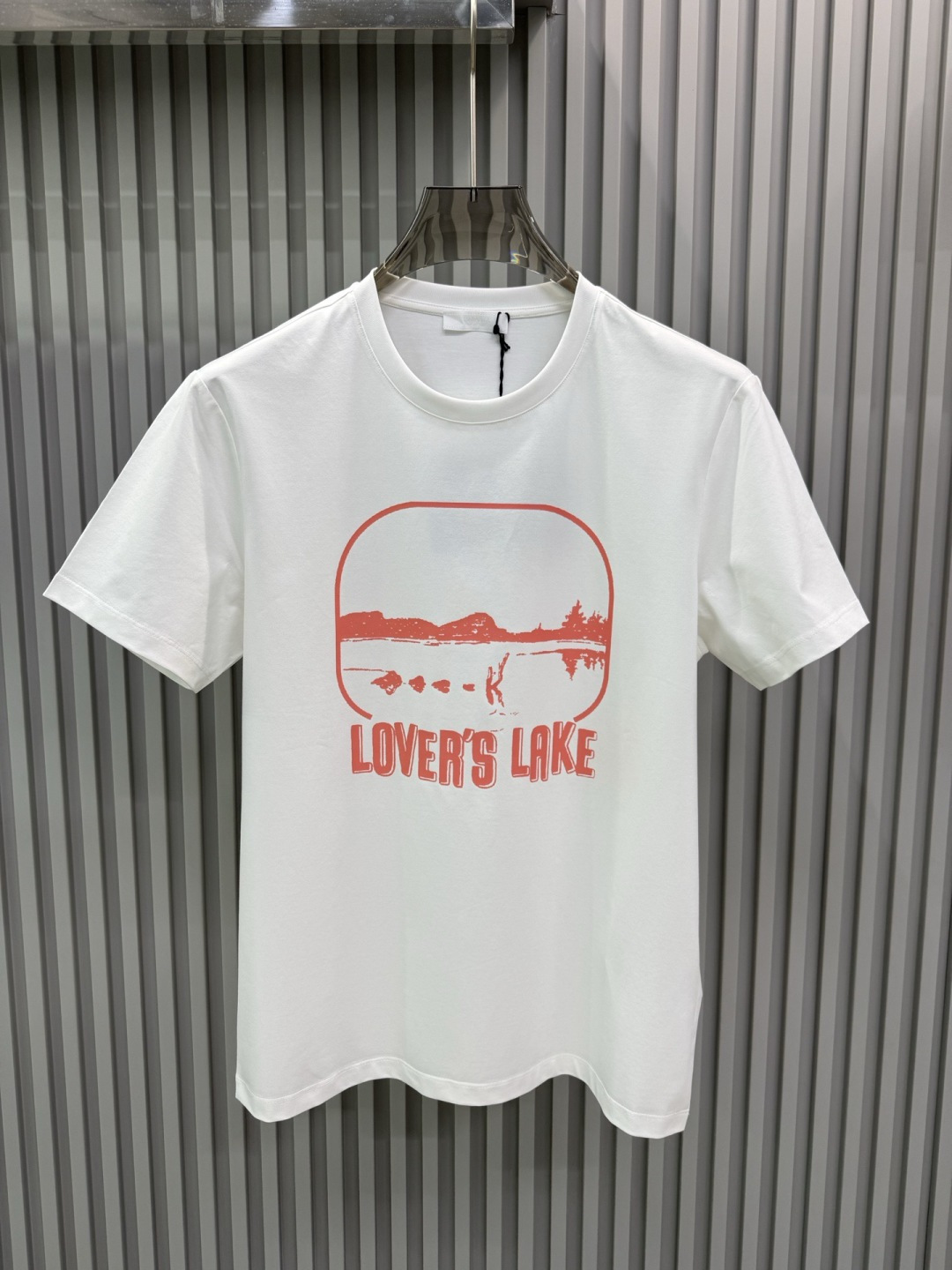 PRADA2026春夏新品情人湖印花图案圆领短袖T恤，版型看起来偏向宽松舒适，属于百搭的基础款，适合日常