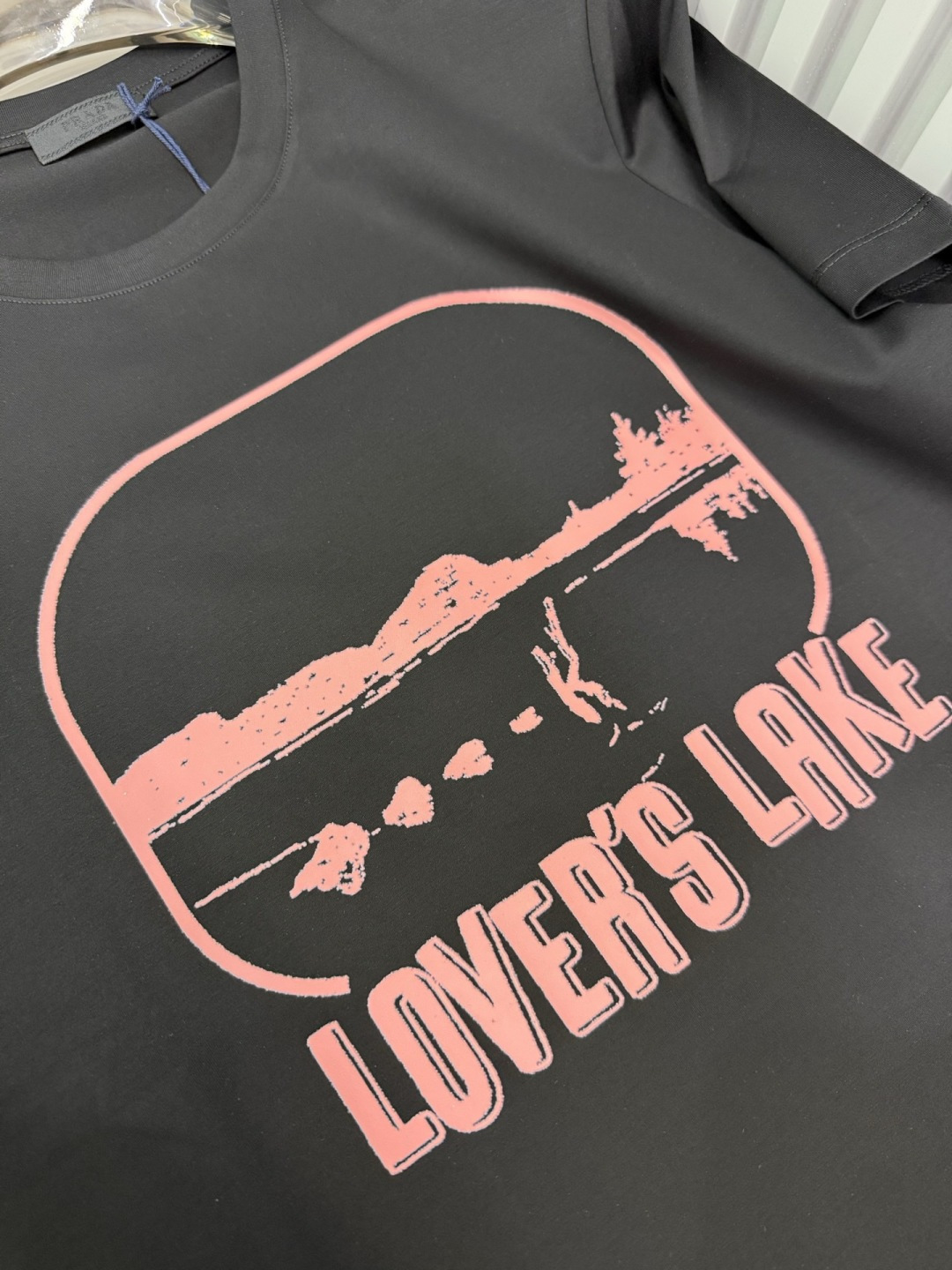 PRADA2026春夏新品情人湖印花图案圆领短袖T恤，版型看起来偏向宽松舒适，属于百搭的基础款，适合日常