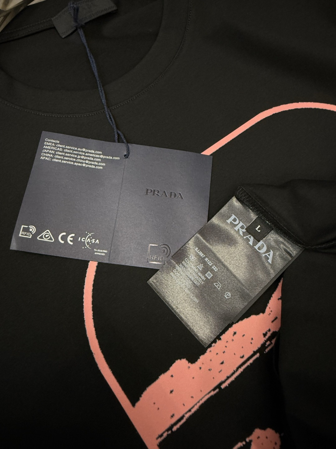 PRADA2026春夏新品情人湖印花图案圆领短袖T恤，版型看起来偏向宽松舒适，属于百搭的基础款，适合日常