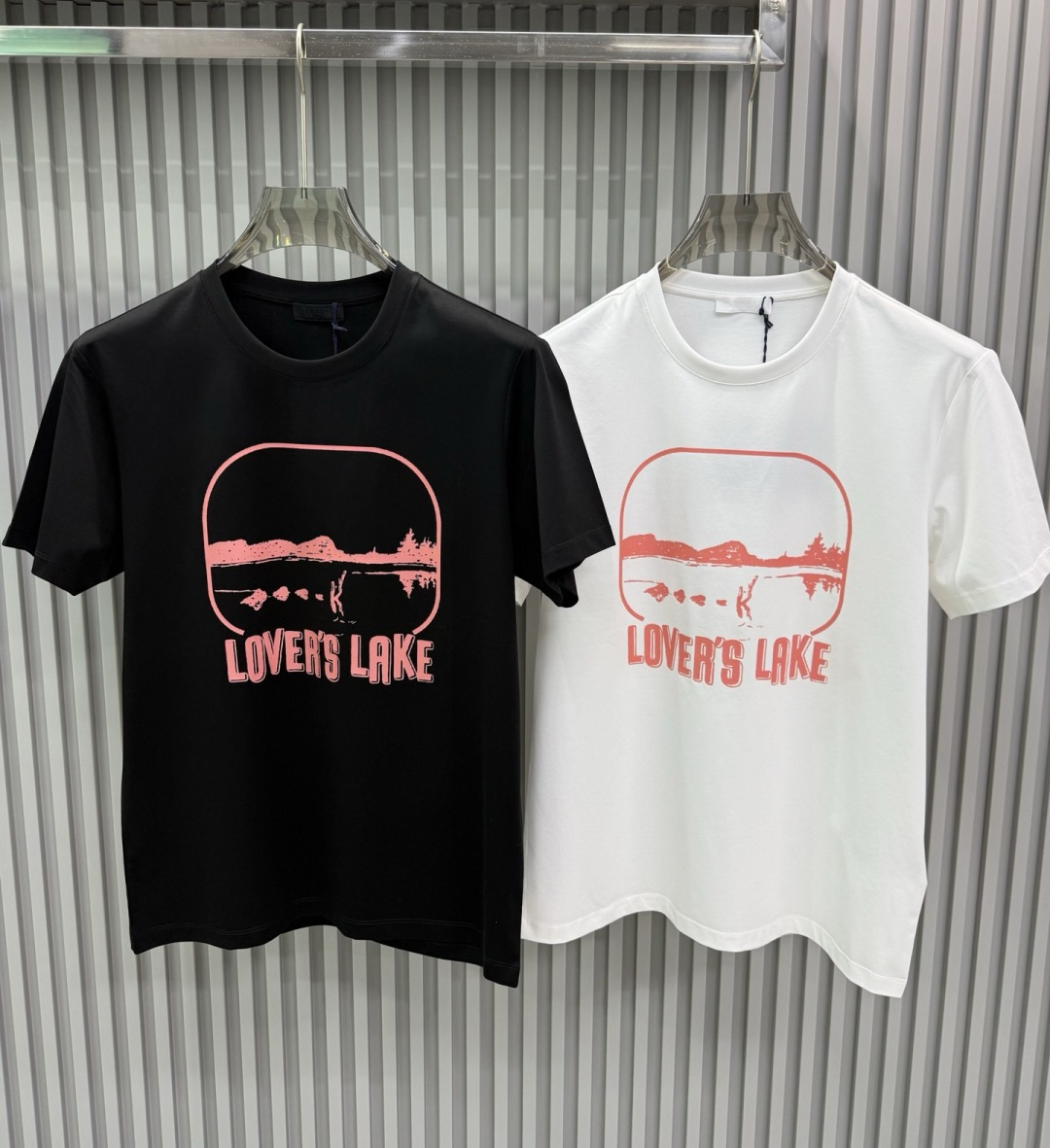 PRADA2026春夏新品情人湖印花图案圆领短袖T恤，版型看起来偏向宽松舒适，属于百搭的基础款，适合日常