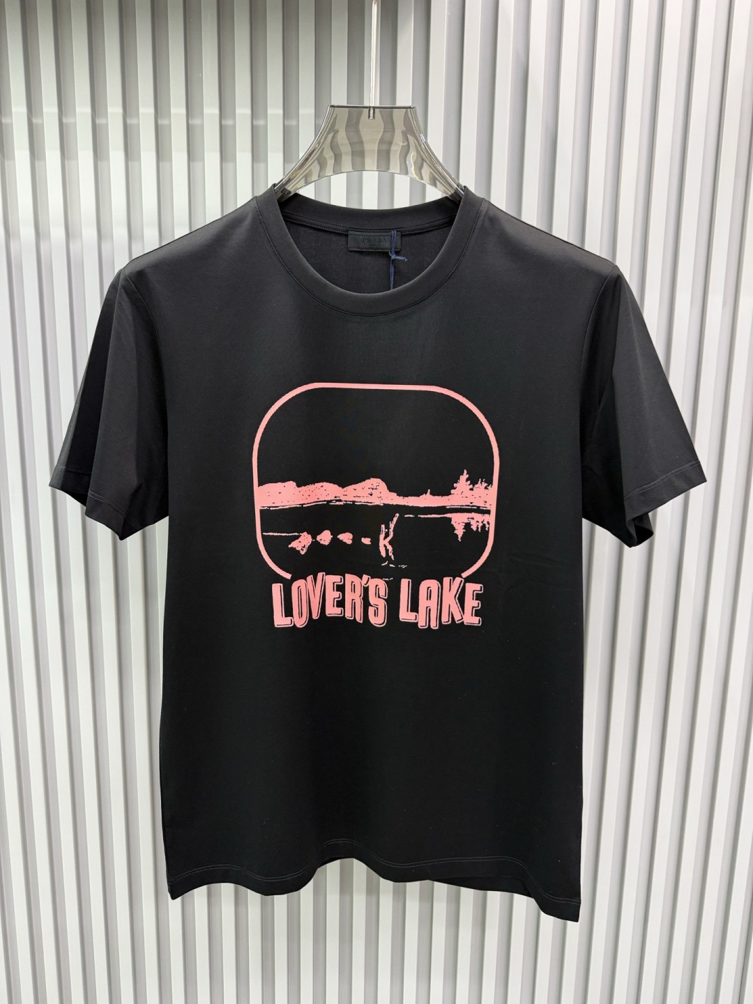 PRADA2026春夏新品情人湖印花图案圆领短袖T恤，版型看起来偏向宽松舒适，属于百搭的基础款，适合日常