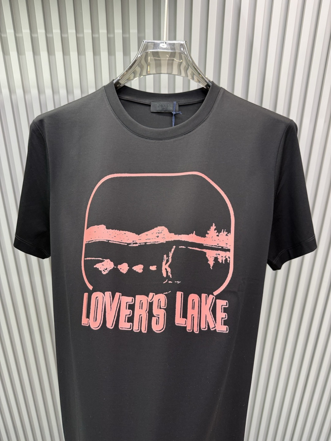 PRADA2026春夏新品情人湖印花图案圆领短袖T恤，版型看起来偏向宽松舒适，属于百搭的基础款，适合日常