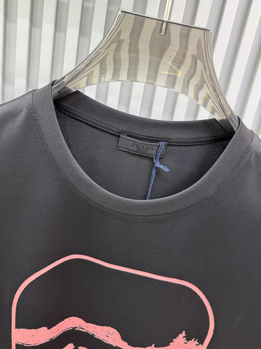 PRADA2026春夏新品情人湖印花图案圆领短袖T恤，版型看起来偏向宽松舒适，属于百搭的基础款，适合日常