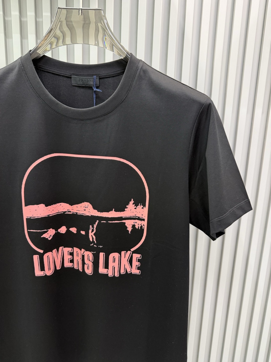 PRADA2026春夏新品情人湖印花图案圆领短袖T恤，版型看起来偏向宽松舒适，属于百搭的基础款，适合日常