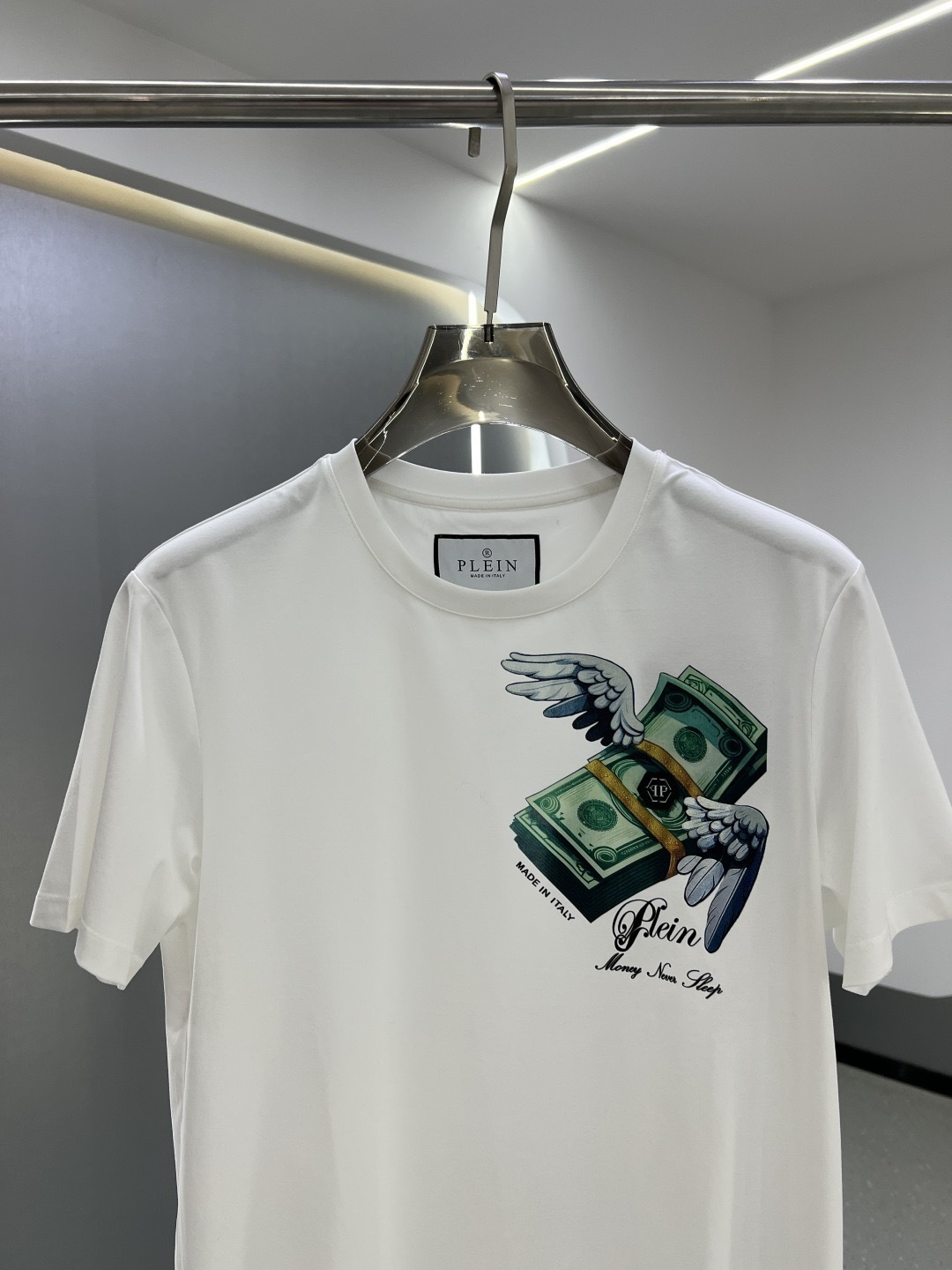 （M-XXXL）PhiliPP Plein2026春夏新品“马上有钱”直喷工艺短袖T恤；品牌标志性的街头