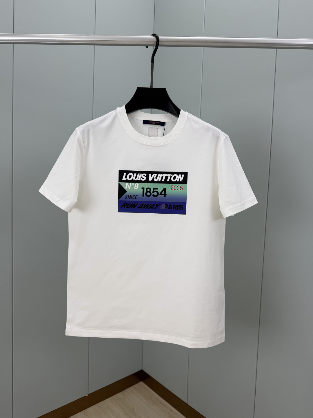LOUIS VUITT*N.路易*登 SS26春夏新品字母印花标识短袖T恤，正面饰印花撞色渐变设计，品牌