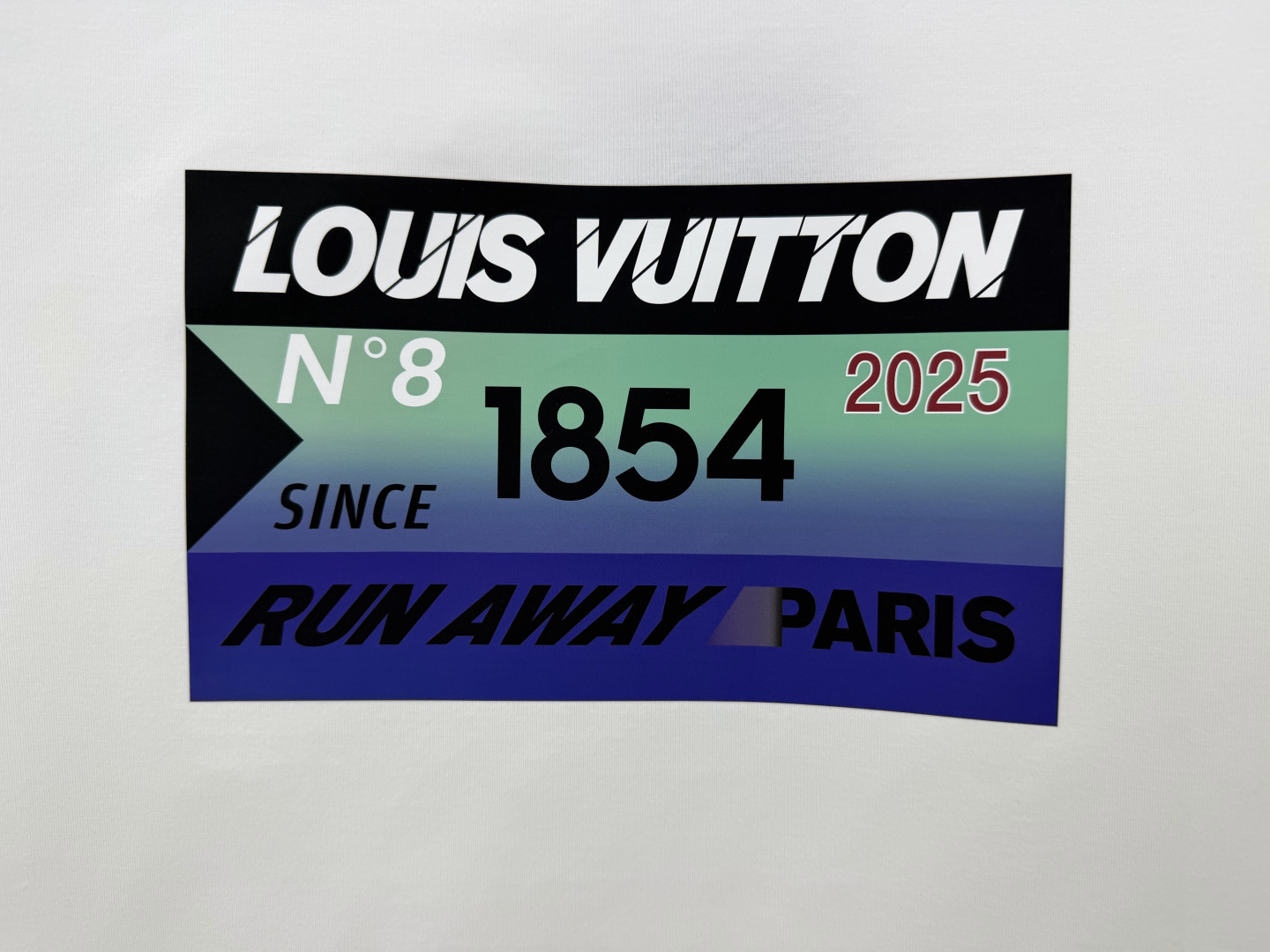 LOUIS VUITT*N.路易*登 SS26春夏新品字母印花标识短袖T恤，正面饰印花撞色渐变设计，品牌