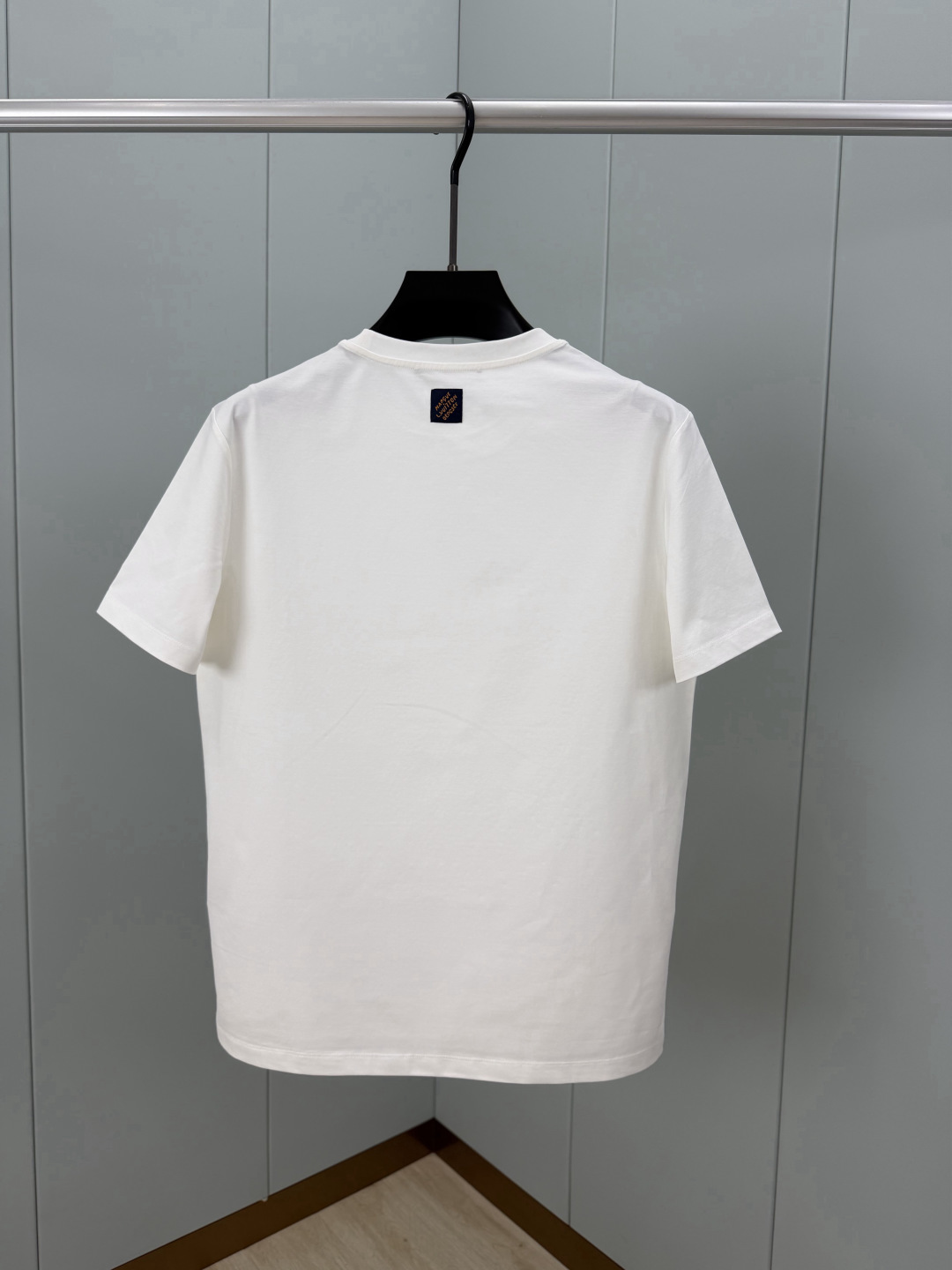 LOUIS VUITT*N.路易*登 SS26春夏新品字母印花标识短袖T恤，正面饰印花撞色渐变设计，品牌