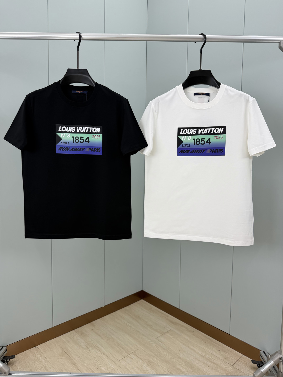 LOUIS VUITT*N.路易*登 SS26春夏新品字母印花标识短袖T恤，正面饰印花撞色渐变设计，品牌