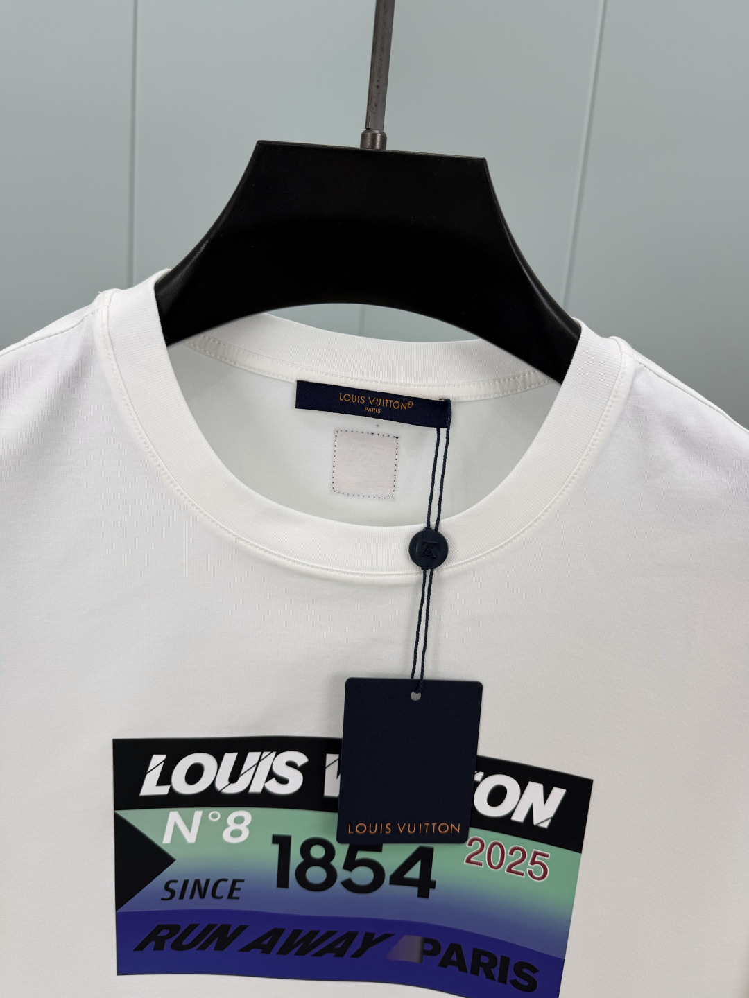 LOUIS VUITT*N.路易*登 SS26春夏新品字母印花标识短袖T恤，正面饰印花撞色渐变设计，品牌