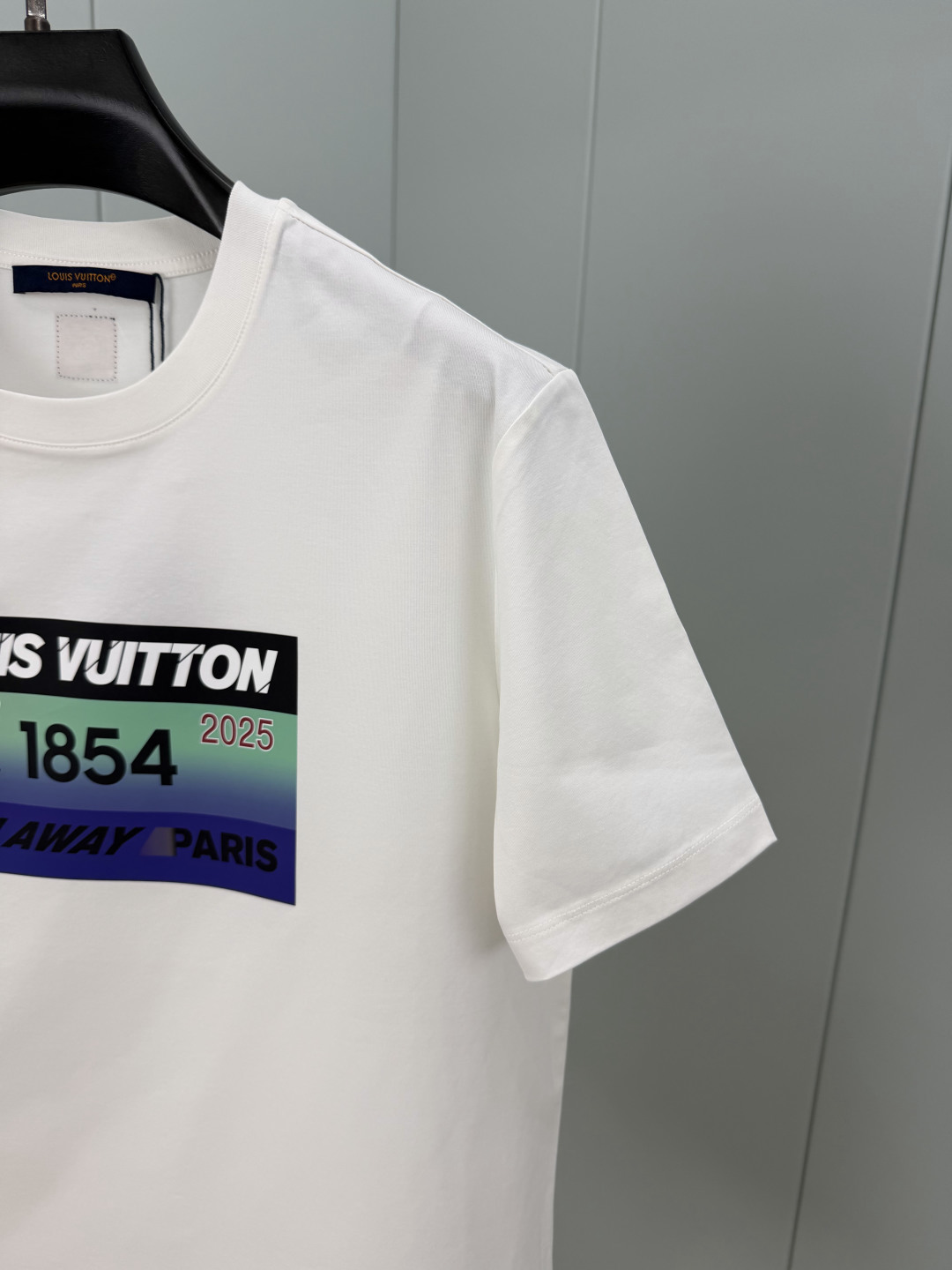 LOUIS VUITT*N.路易*登 SS26春夏新品字母印花标识短袖T恤，正面饰印花撞色渐变设计，品牌