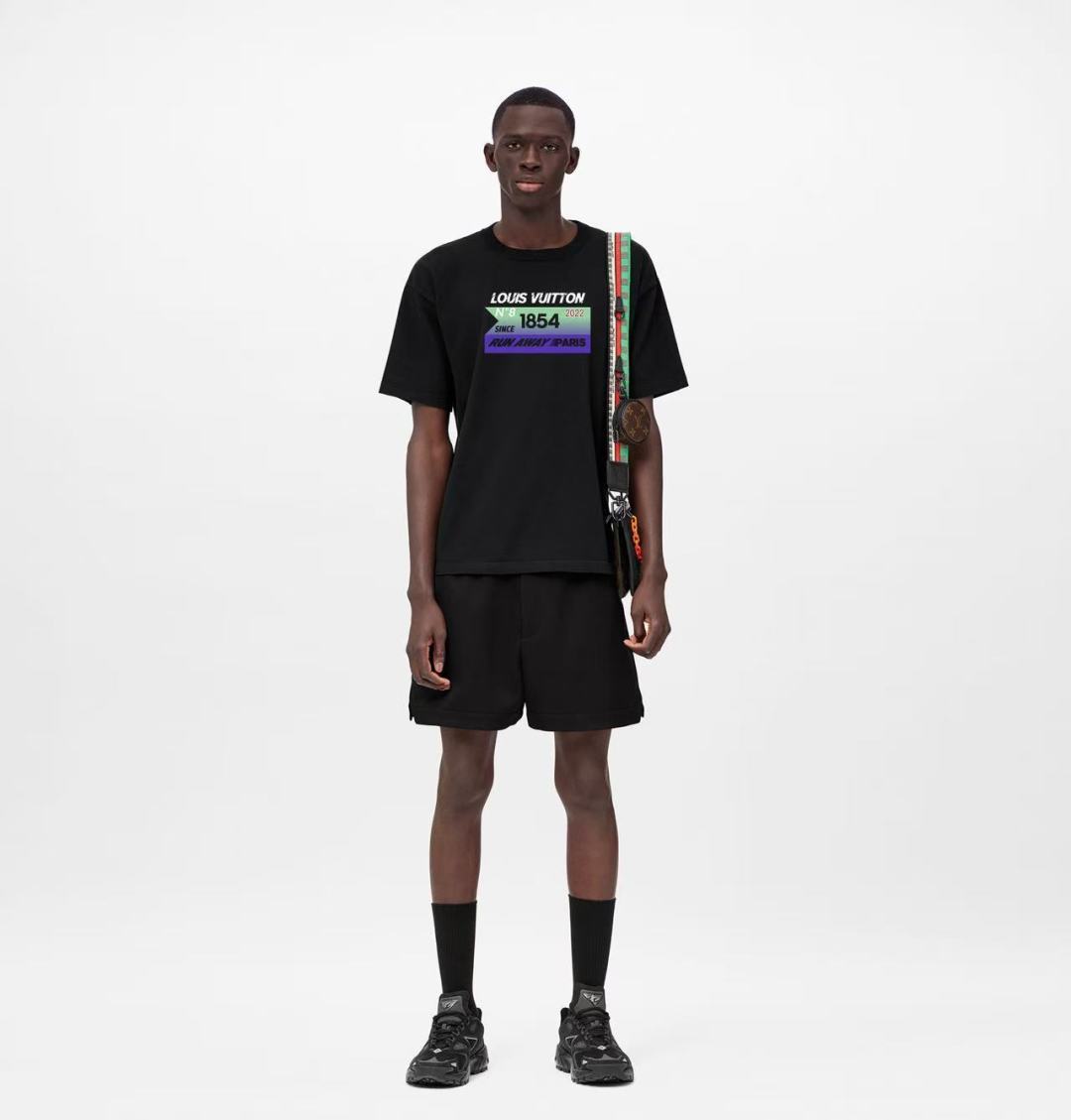 LOUIS VUITT*N.路易*登 SS26春夏新品字母印花标识短袖T恤，正面饰印花撞色渐变设计，品牌