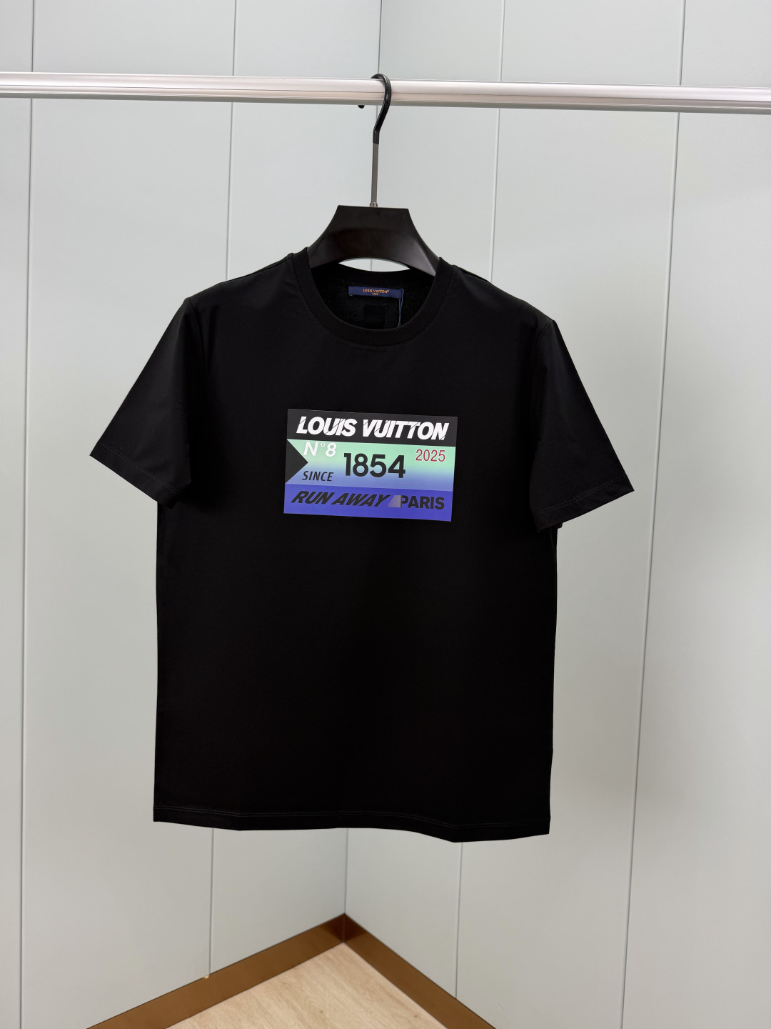 LOUIS VUITT*N.路易*登 SS26春夏新品字母印花标识短袖T恤，正面饰印花撞色渐变设计，品牌