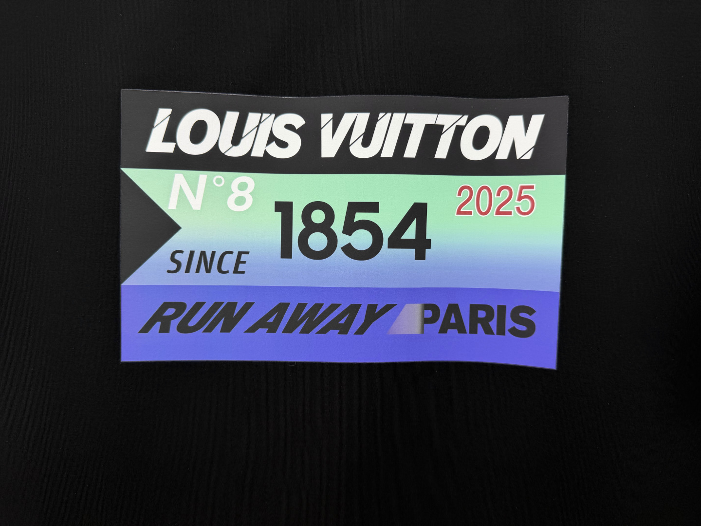 LOUIS VUITT*N.路易*登 SS26春夏新品字母印花标识短袖T恤，正面饰印花撞色渐变设计，品牌