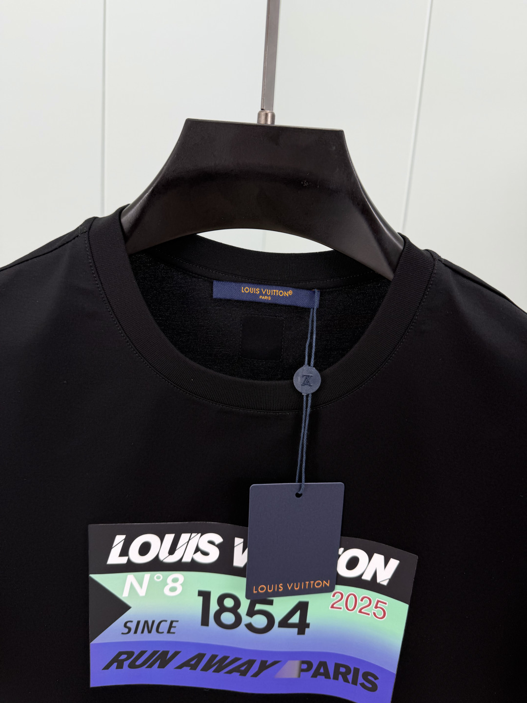 LOUIS VUITT*N.路易*登 SS26春夏新品字母印花标识短袖T恤，正面饰印花撞色渐变设计，品牌