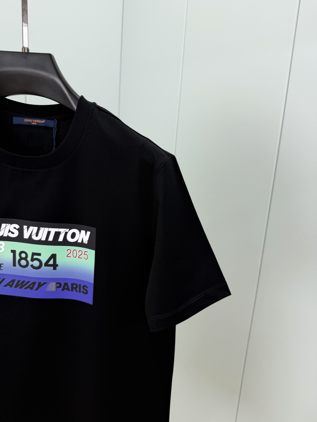 LOUIS VUITT*N.路易*登 SS26春夏新品字母印花标识短袖T恤，正面饰印花撞色渐变设计，品牌