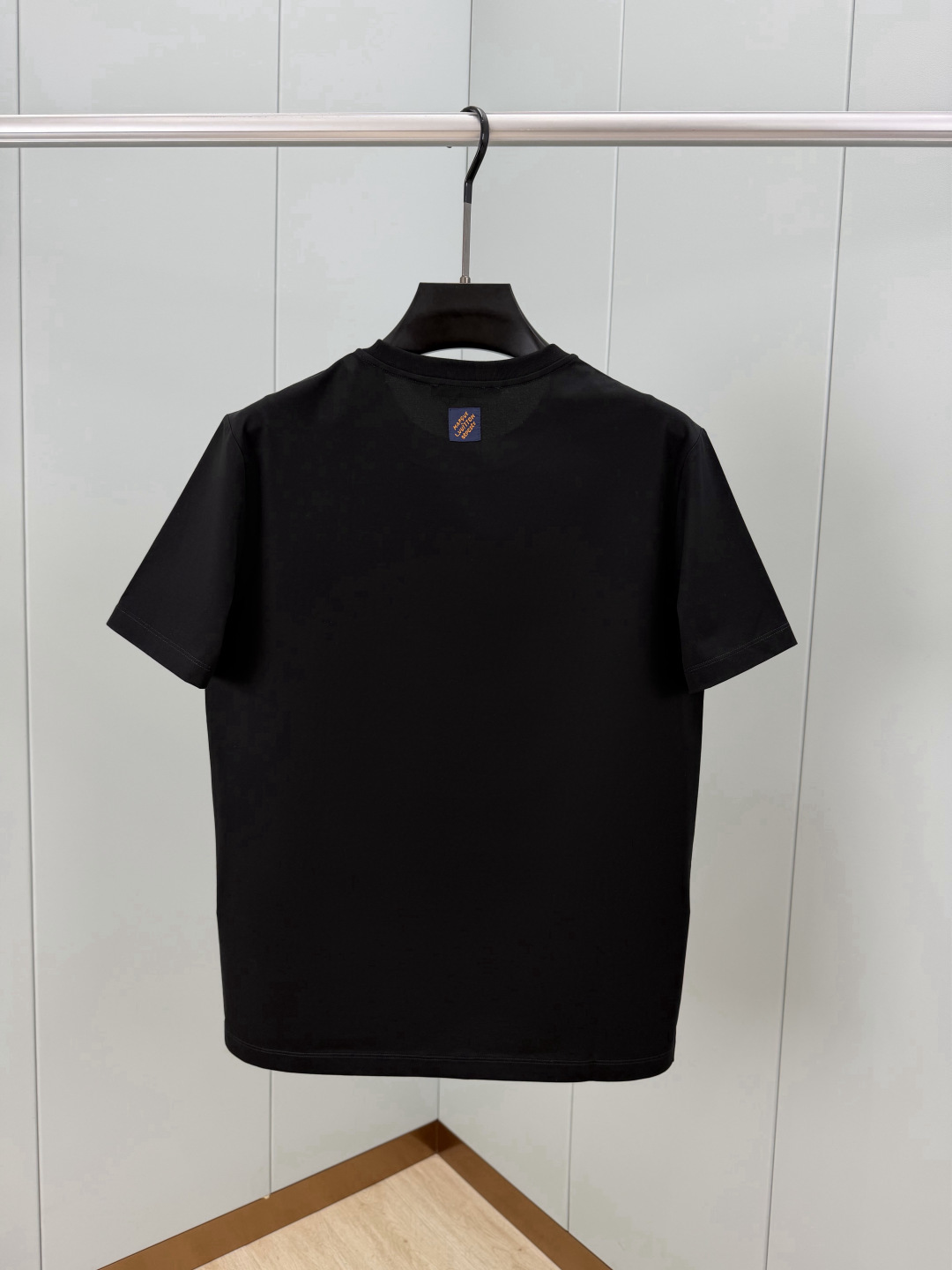 LOUIS VUITT*N.路易*登 SS26春夏新品字母印花标识短袖T恤，正面饰印花撞色渐变设计，品牌