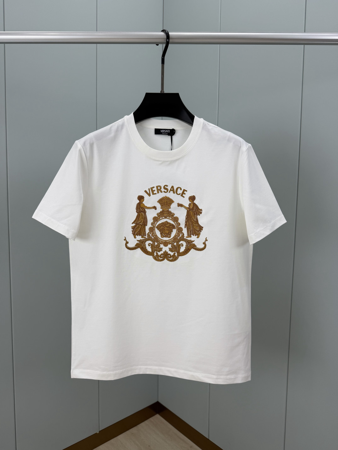 Versace.范思哲 SS26春夏新品Hall of Heroes Crest刺绣图案短袖T恤，正面胸