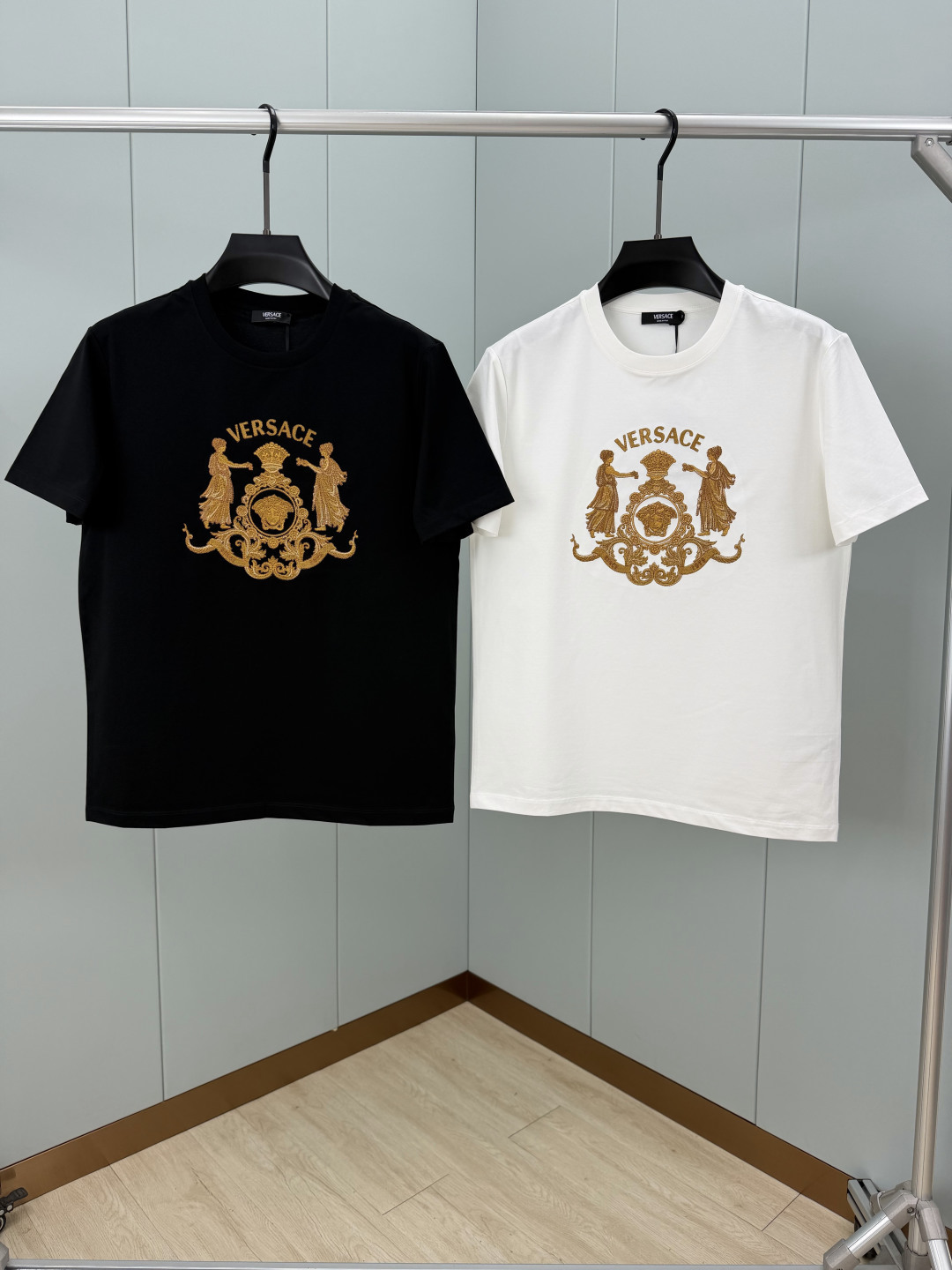 Versace.范思哲 SS26春夏新品Hall of Heroes Crest刺绣图案短袖T恤，正面胸