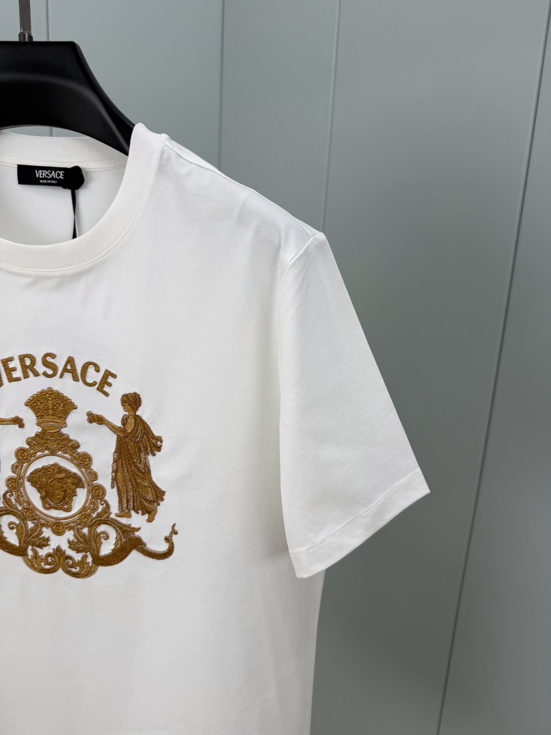 Versace.范思哲 SS26春夏新品Hall of Heroes Crest刺绣图案短袖T恤，正面胸