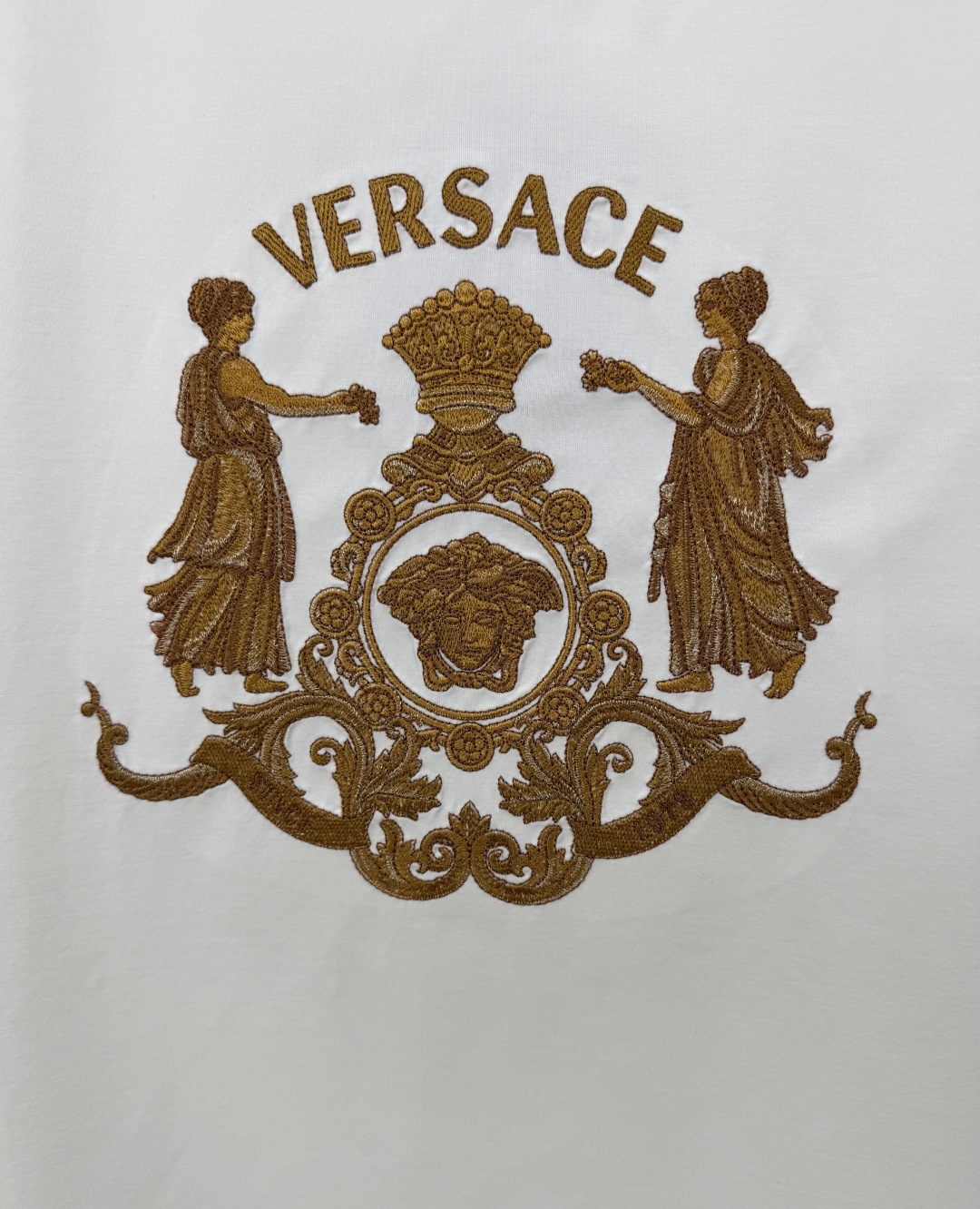 Versace.范思哲 SS26春夏新品Hall of Heroes Crest刺绣图案短袖T恤，正面胸