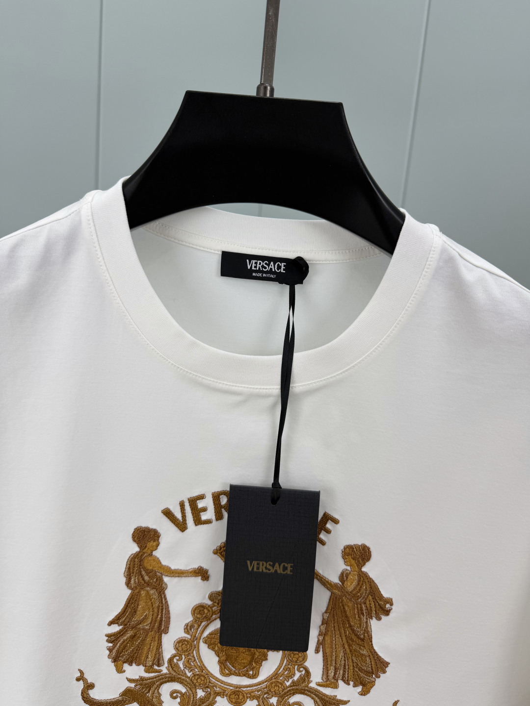 Versace.范思哲 SS26春夏新品Hall of Heroes Crest刺绣图案短袖T恤，正面胸