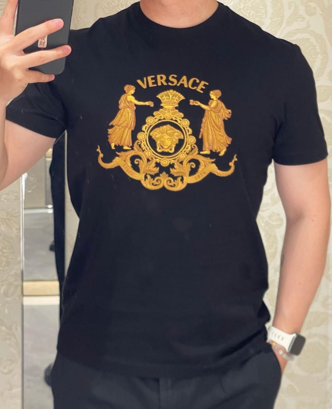 Versace.范思哲 SS26春夏新品Hall of Heroes Crest刺绣图案短袖T恤，正面胸
