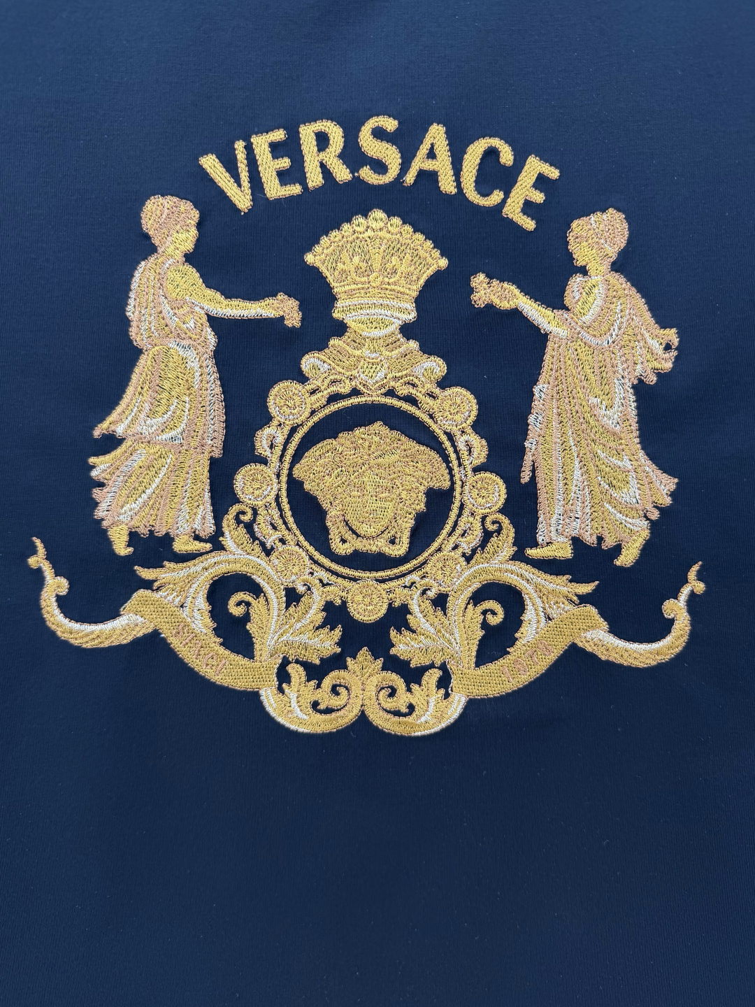 Versace.范思哲 SS26春夏新品Hall of Heroes Crest刺绣图案短袖T恤，正面胸