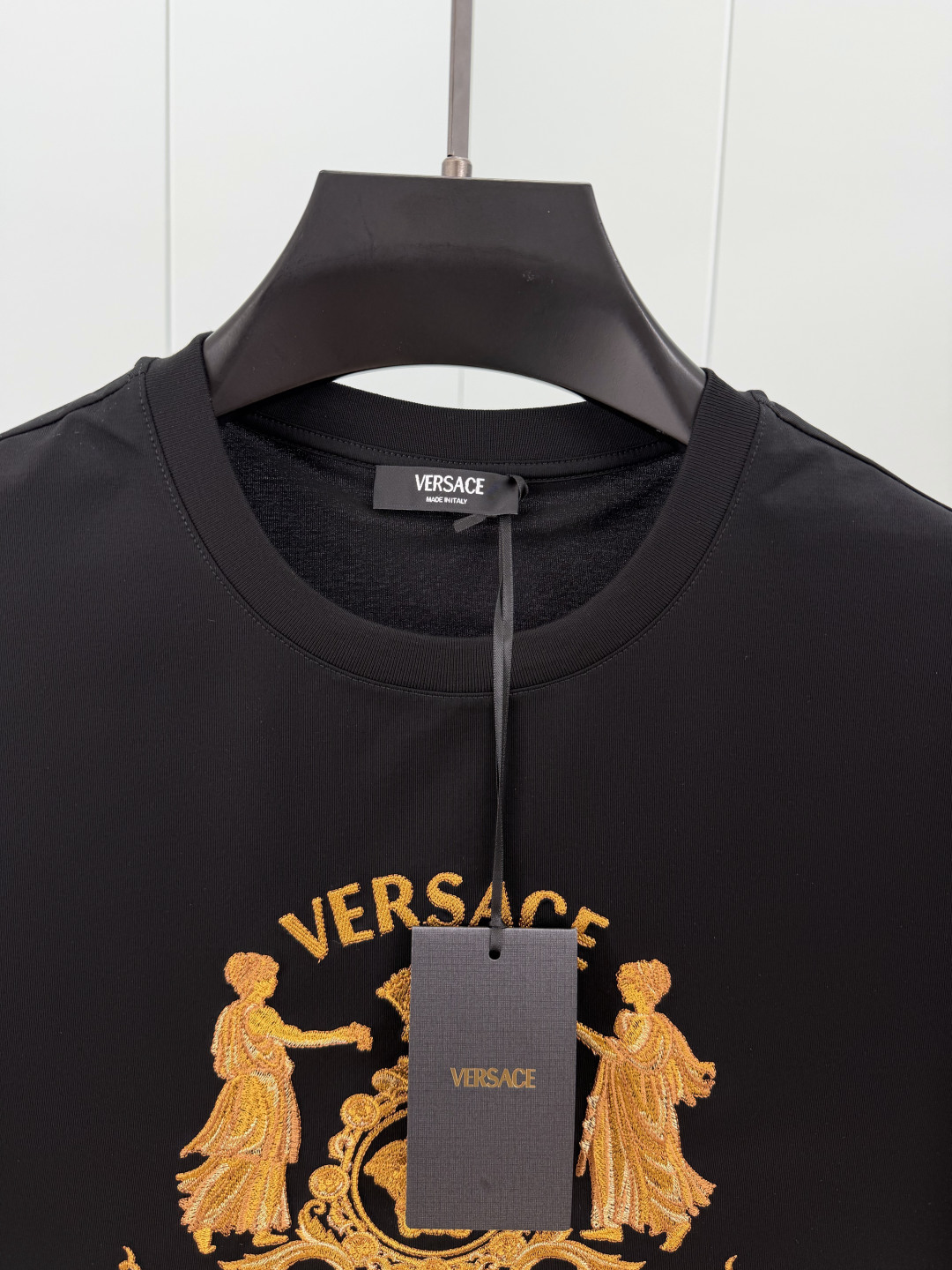 Versace.范思哲 SS26春夏新品Hall of Heroes Crest刺绣图案短袖T恤，正面胸