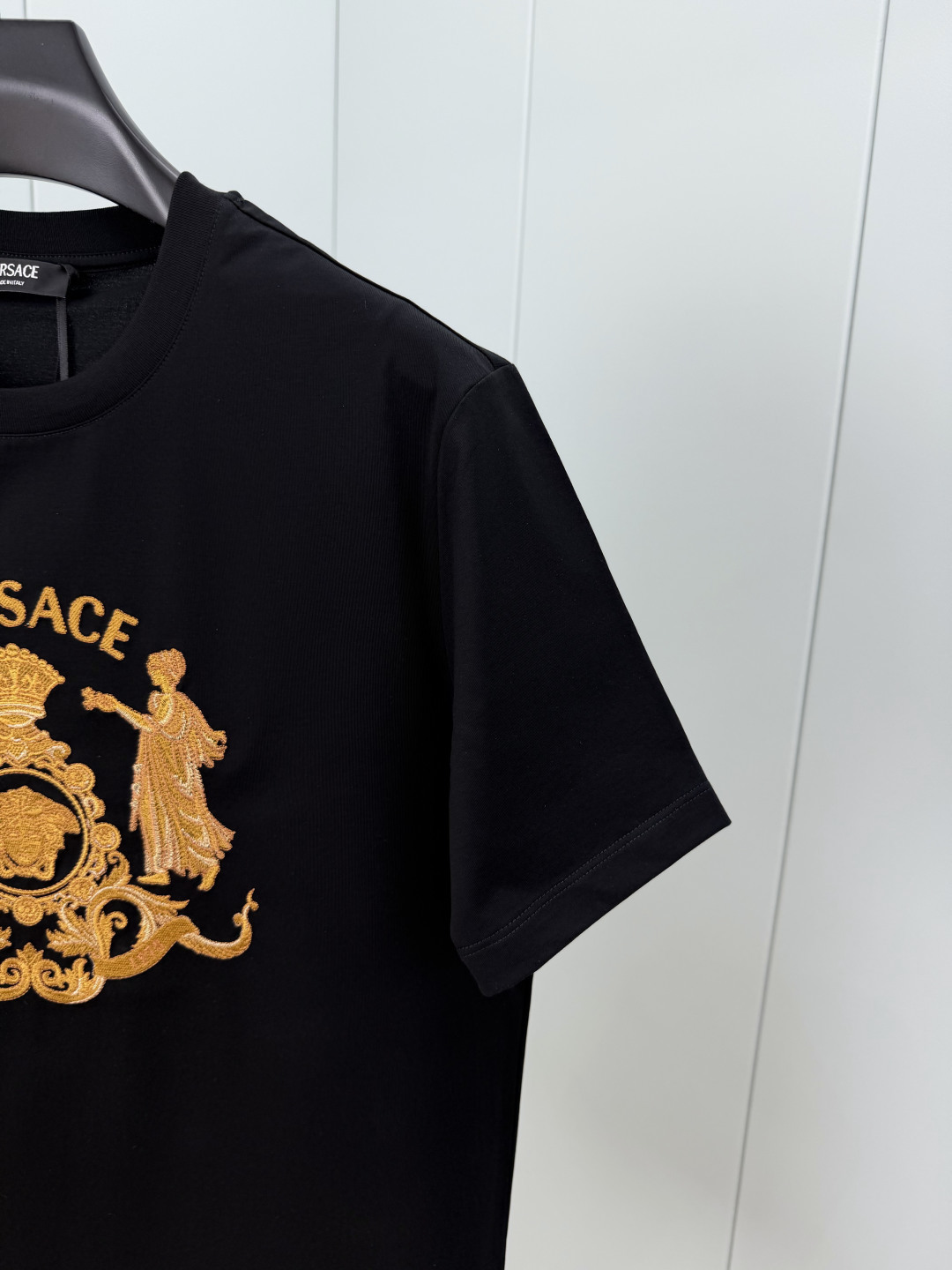 Versace.范思哲 SS26春夏新品Hall of Heroes Crest刺绣图案短袖T恤，正面胸
