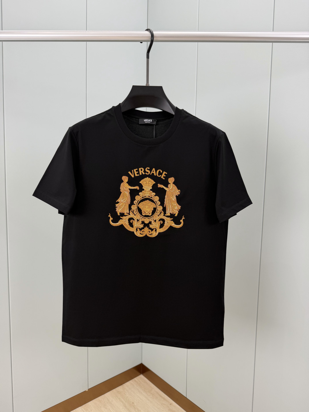 Versace.范思哲 SS26春夏新品Hall of Heroes Crest刺绣图案短袖T恤，正面胸