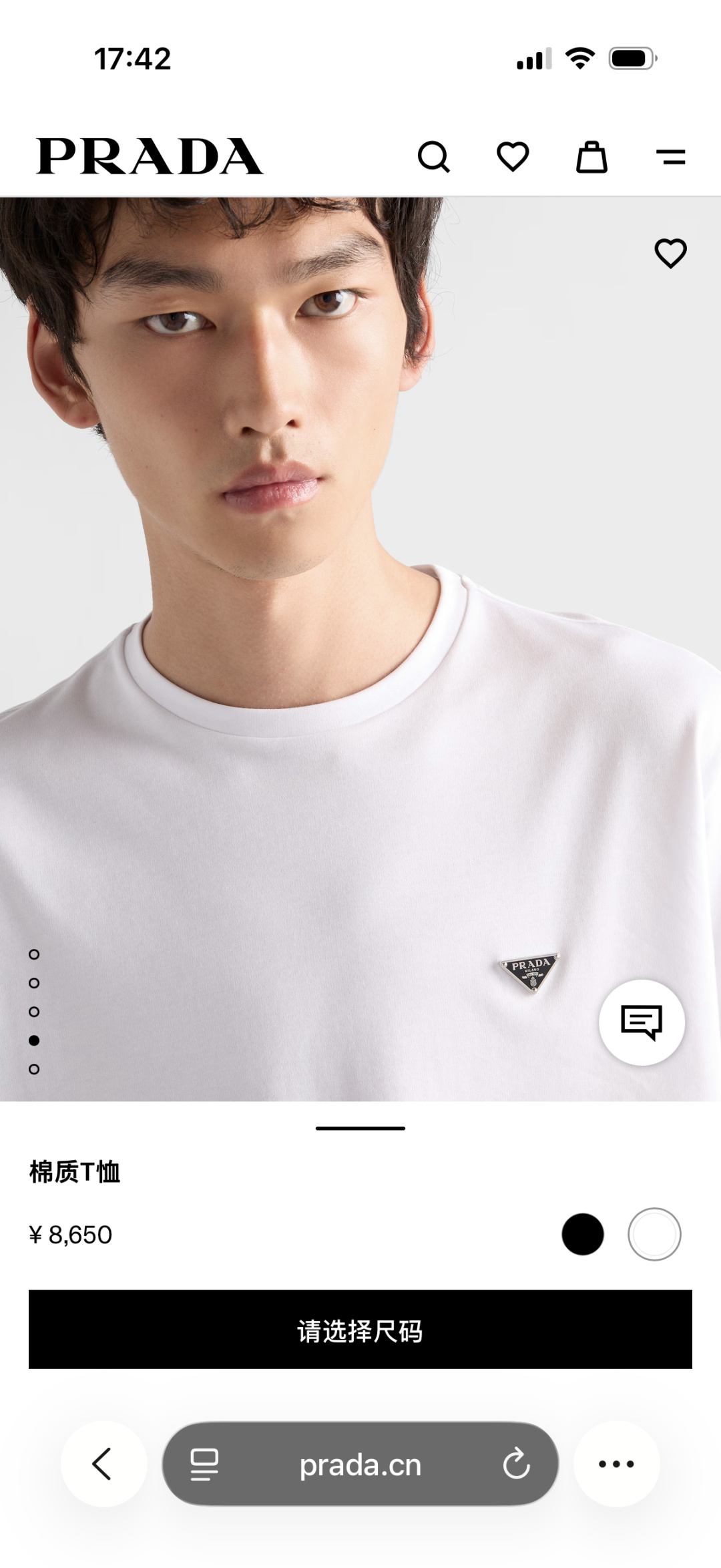 Prada.普拉达 SS26春夏新品经典标识涂珐琅金属三角形徽标短袖T恤，正面胸前饰有品牌经典标志性三角