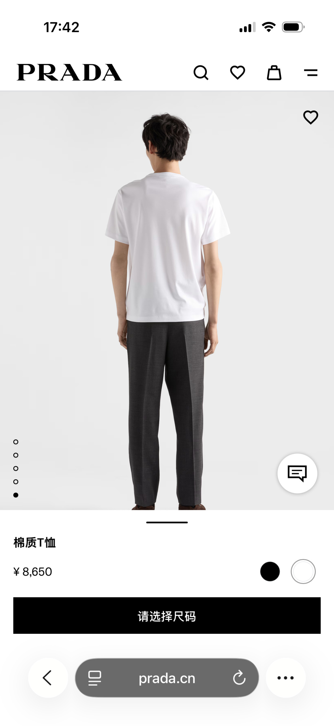 Prada.普拉达 SS26春夏新品经典标识涂珐琅金属三角形徽标短袖T恤，正面胸前饰有品牌经典标志性三角