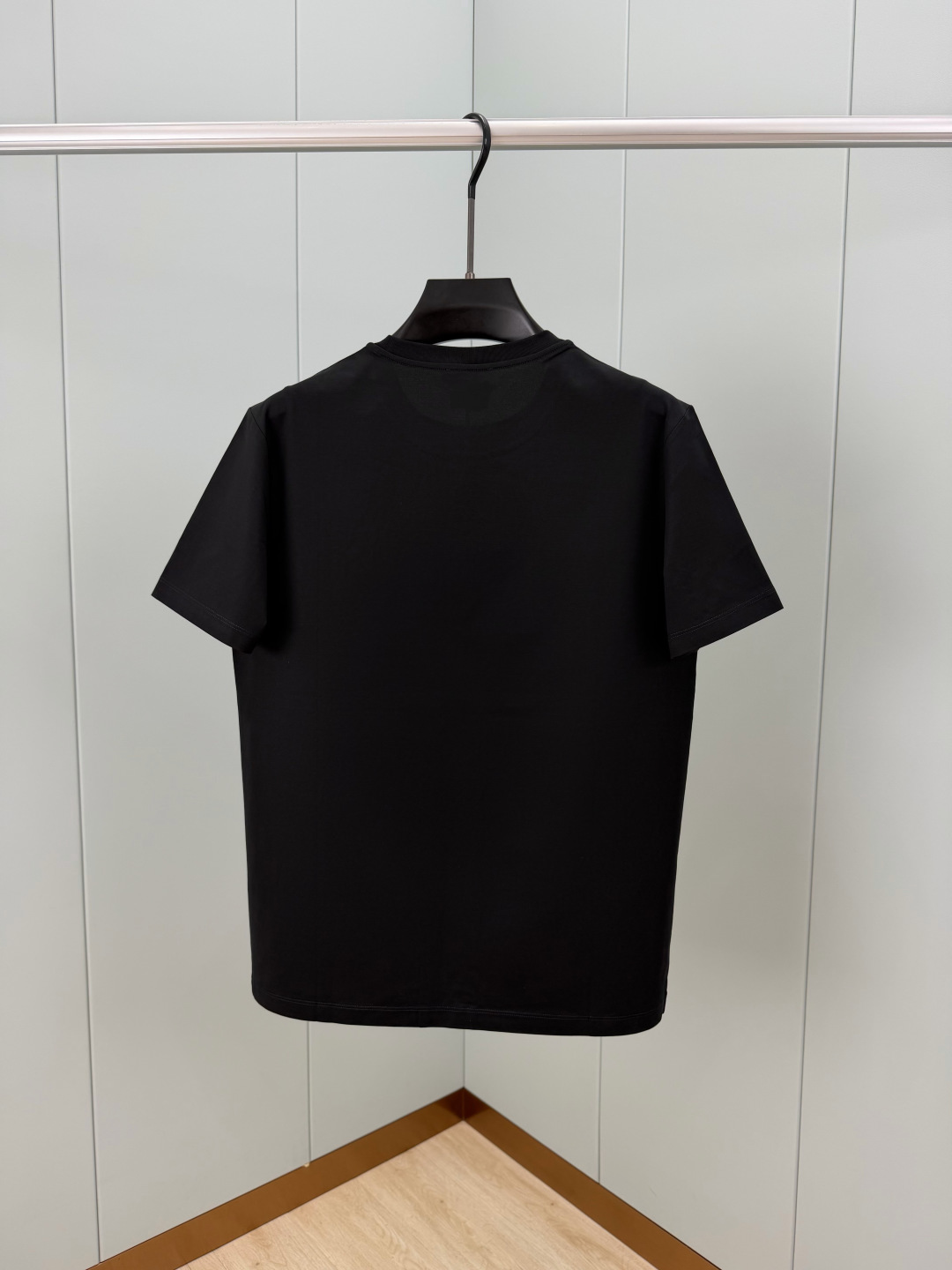 Prada.普拉达 SS26春夏新品经典标识涂珐琅金属三角形徽标短袖T恤，正面胸前饰有品牌经典标志性三角