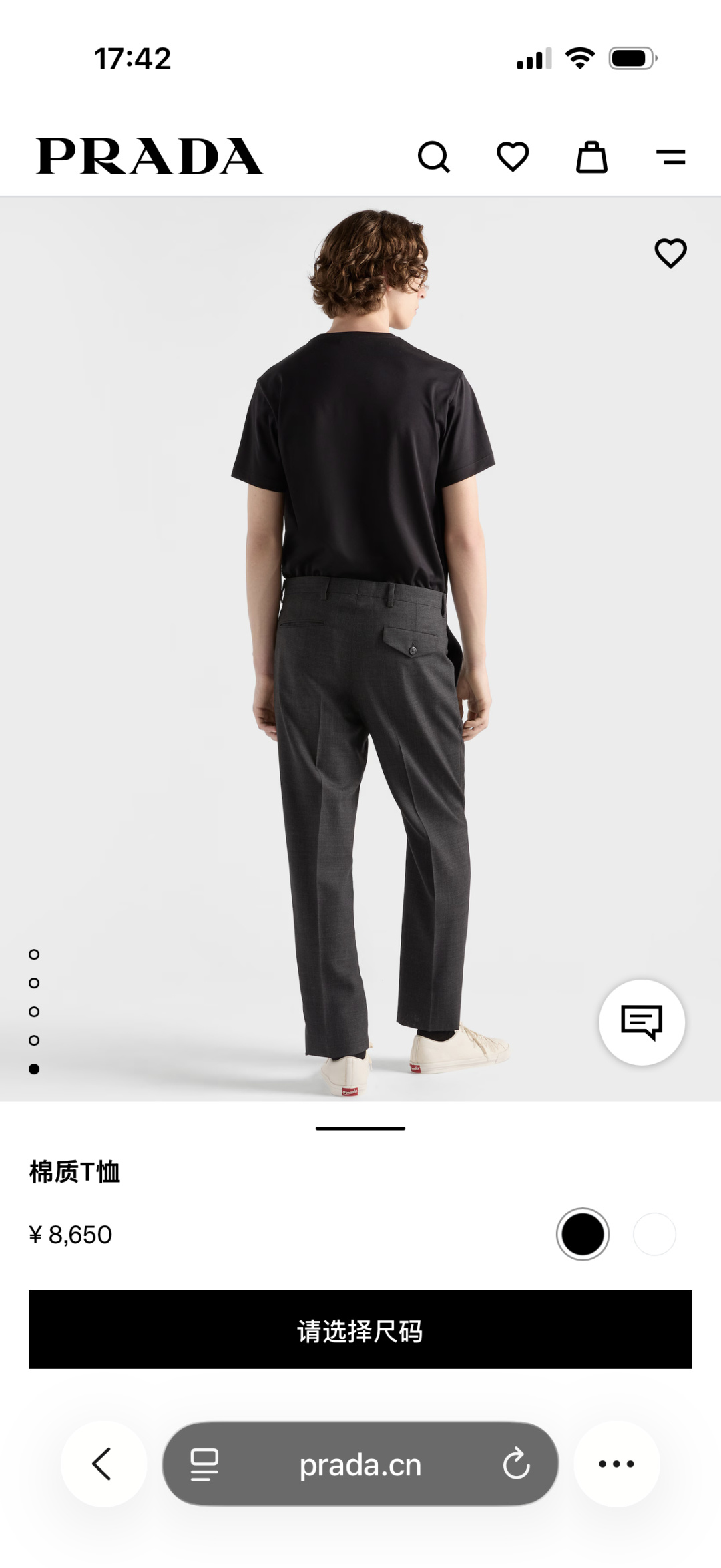 Prada.普拉达 SS26春夏新品经典标识涂珐琅金属三角形徽标短袖T恤，正面胸前饰有品牌经典标志性三角