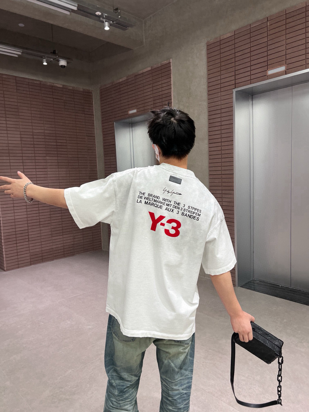 品牌：Y-3季度：春夏颜色：黑色 白色尺码：S-XXL版型：宽松版 短袖T成分：100%棉工艺：激光烫花